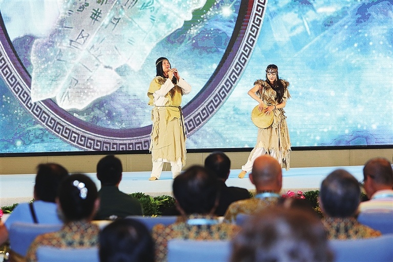 河南演员在印度尼西亚雅加达萨丽娜商场用骨笛吹响印尼民歌《星星索》。杨致文 摄