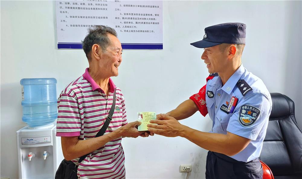 9月9日，梁山派出所，社区民警曹阳把办好的居住证，交到老人李光建的手中。