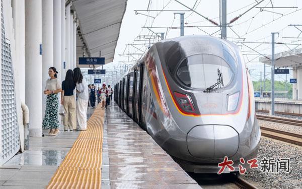 瑞金至延安高铁首发列车