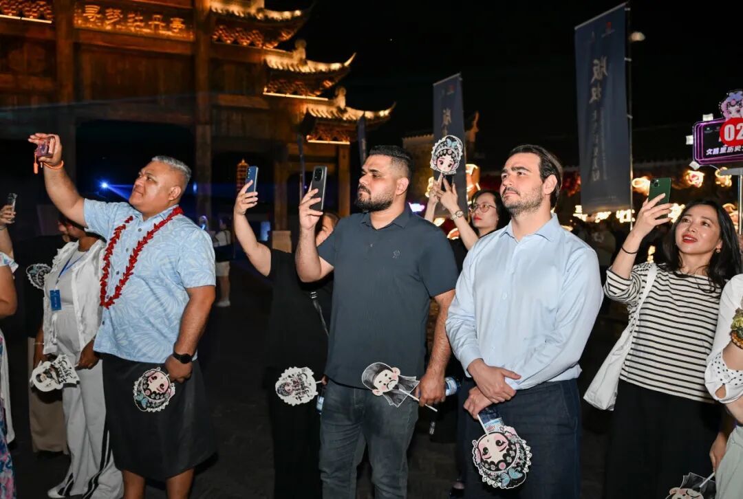 中外嘉宾夜游文昌里