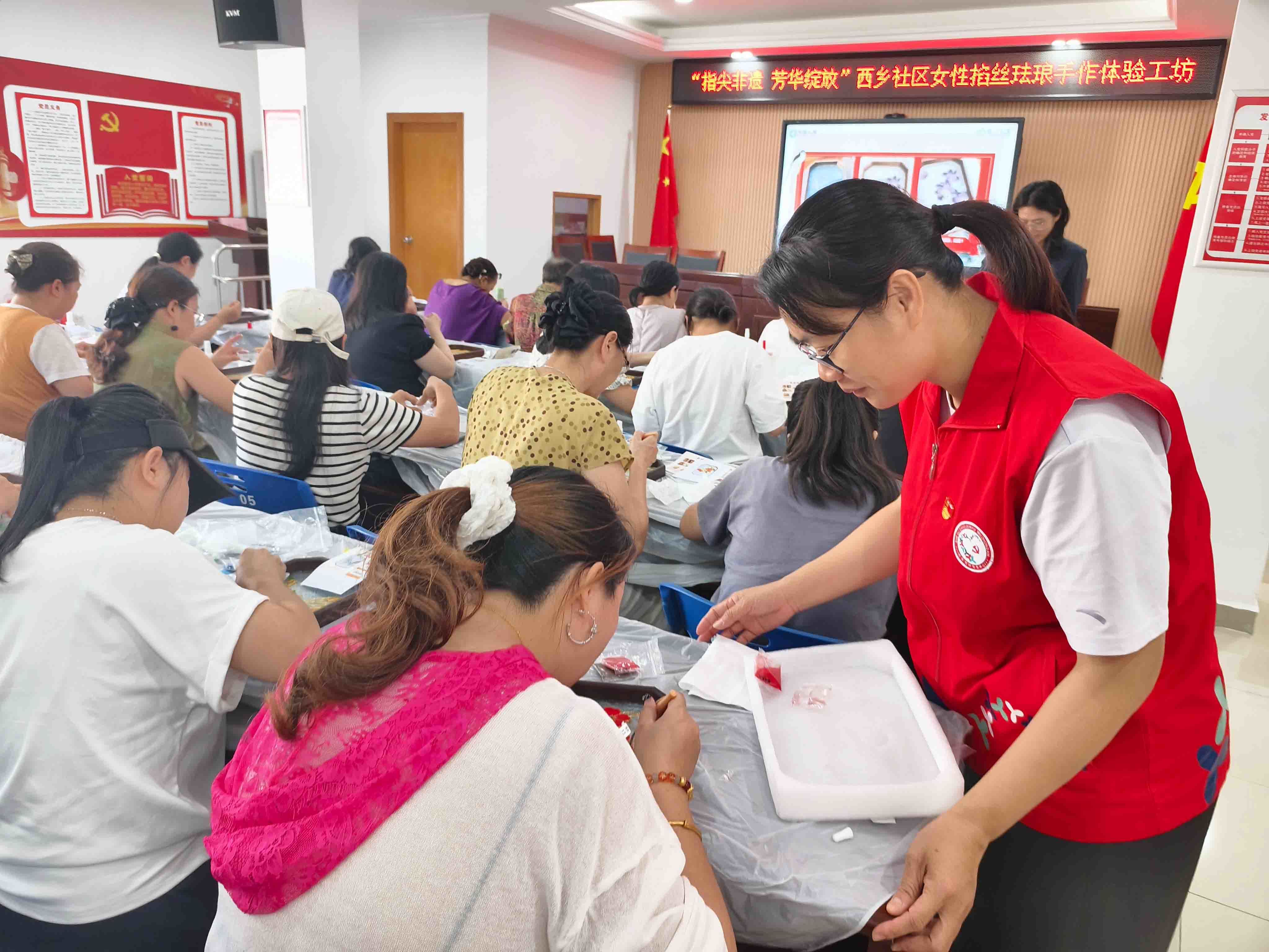 金丝为笔,彩砂作画——西乡社区非遗掐丝珐琅体验让女性居民感受指尖芳华