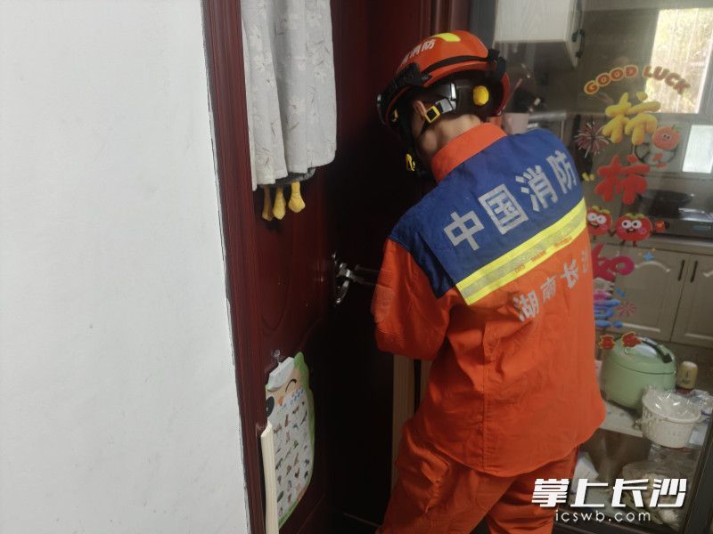 消防员正在展开援助行动。长沙晚报通讯员 刘伟 摄