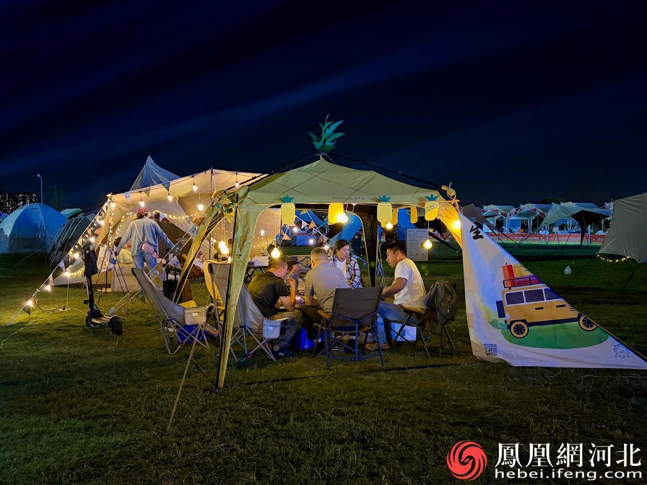 游客在2026石家庄房车露营欢乐季现场露营休闲。