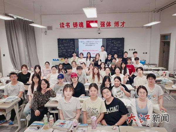 援疆教师张雪红(第二排戴眼镜者)与所带班级学生的合影
