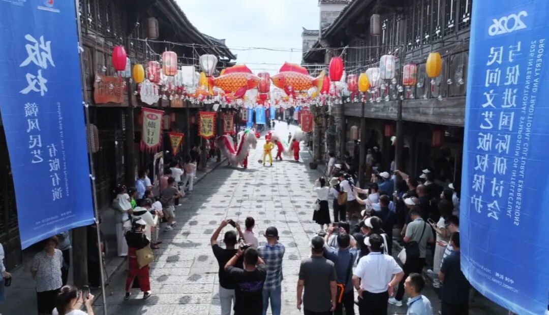 中外嘉宾参观黎川古街