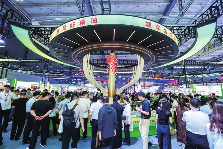 第八届中国粮食交易大会河南展区现场人头攒动。