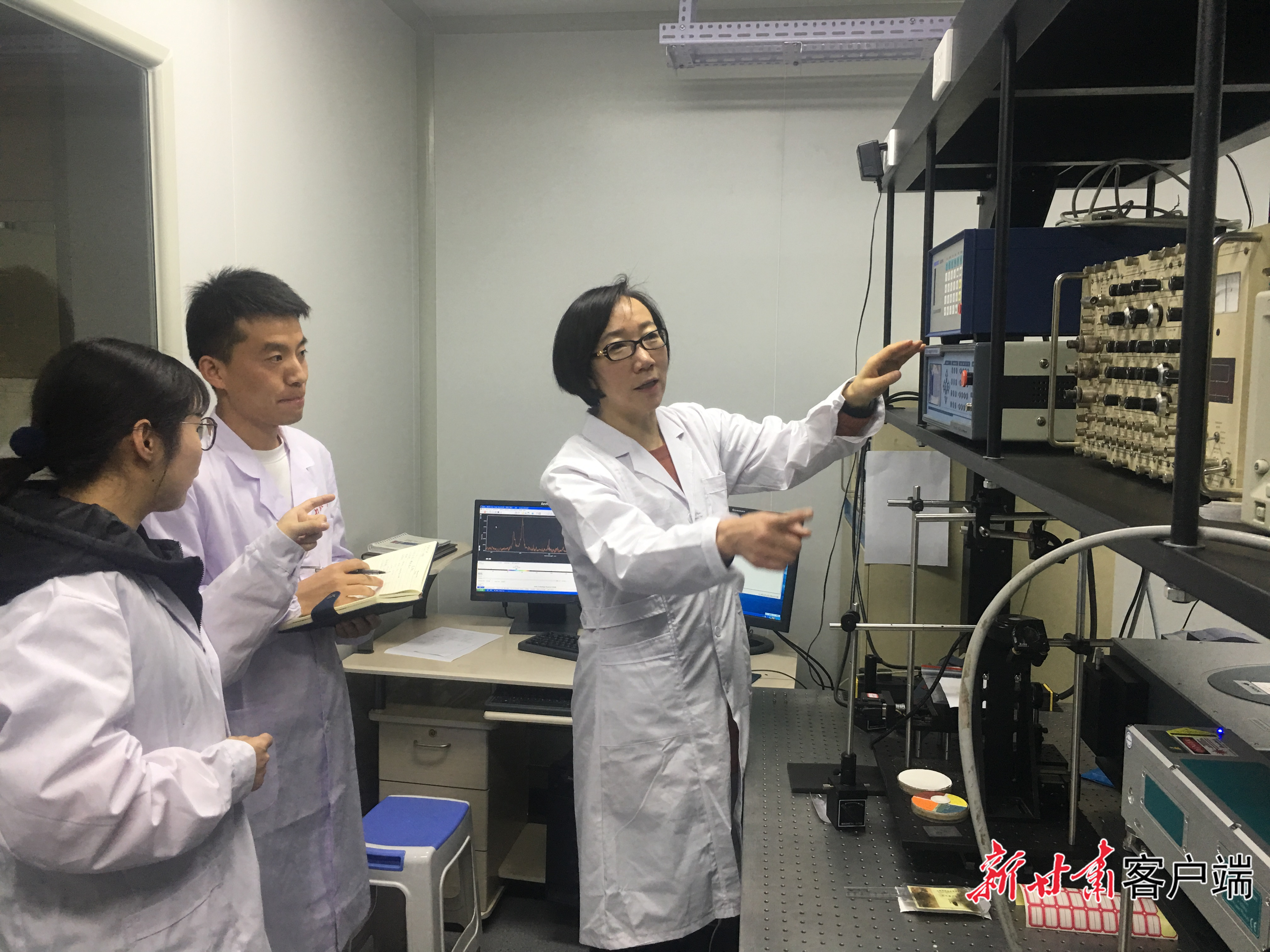 袁萍指导研究生调试光谱实验仪器