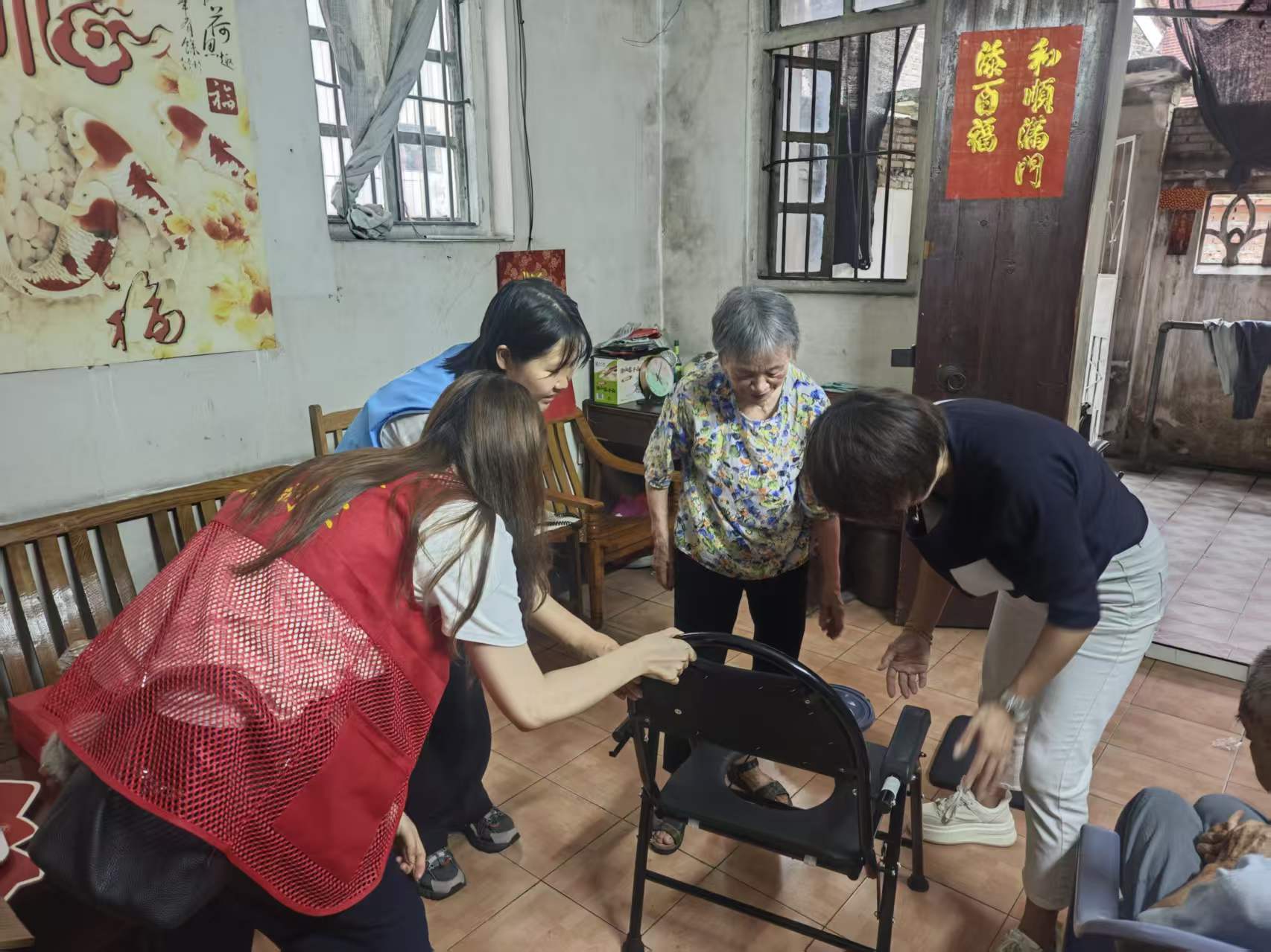 图：中国人寿佛山分公司服务专员讲解适老化设备使用方法