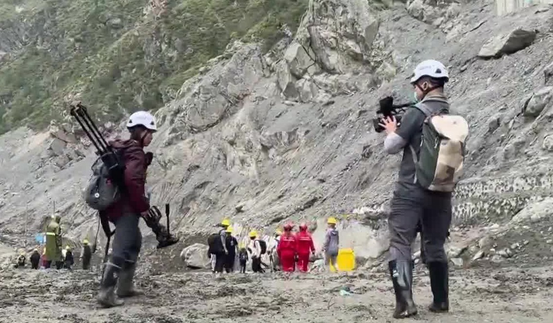 境外记者团赴吉隆泥石流核心灾区采访