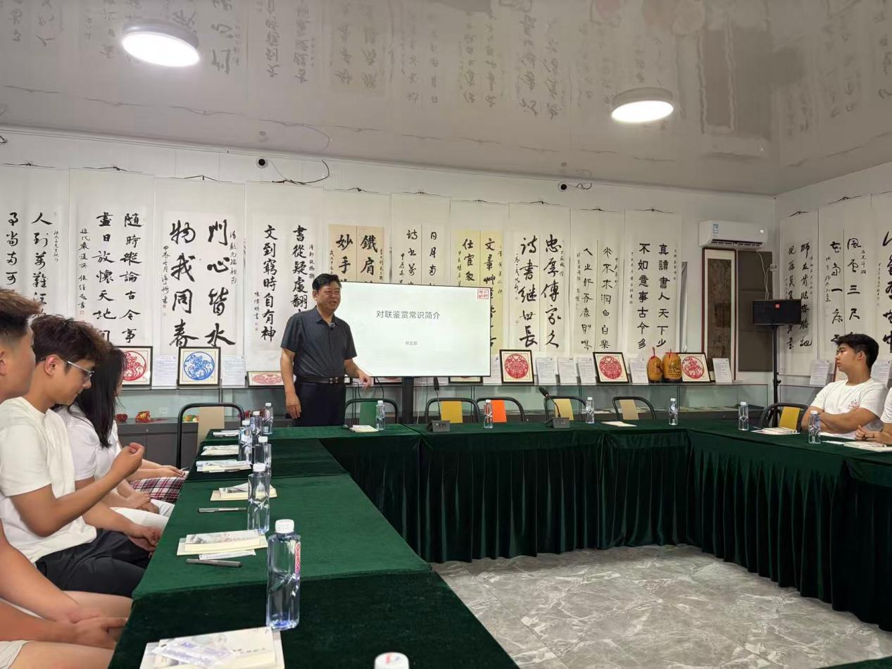 孙五郎为实践队员开展楹联鉴赏专题研学讲座