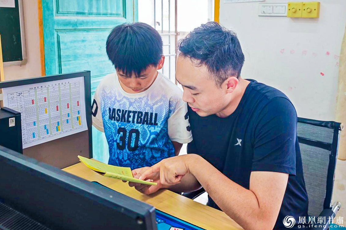 兰州出入境边防检查站民警沈彤为学生辅导作业