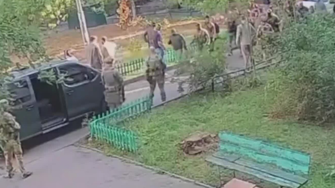 乌克兰两大情报机构在街头火并，专家解读细节：两方谈好，一方突然开枪
