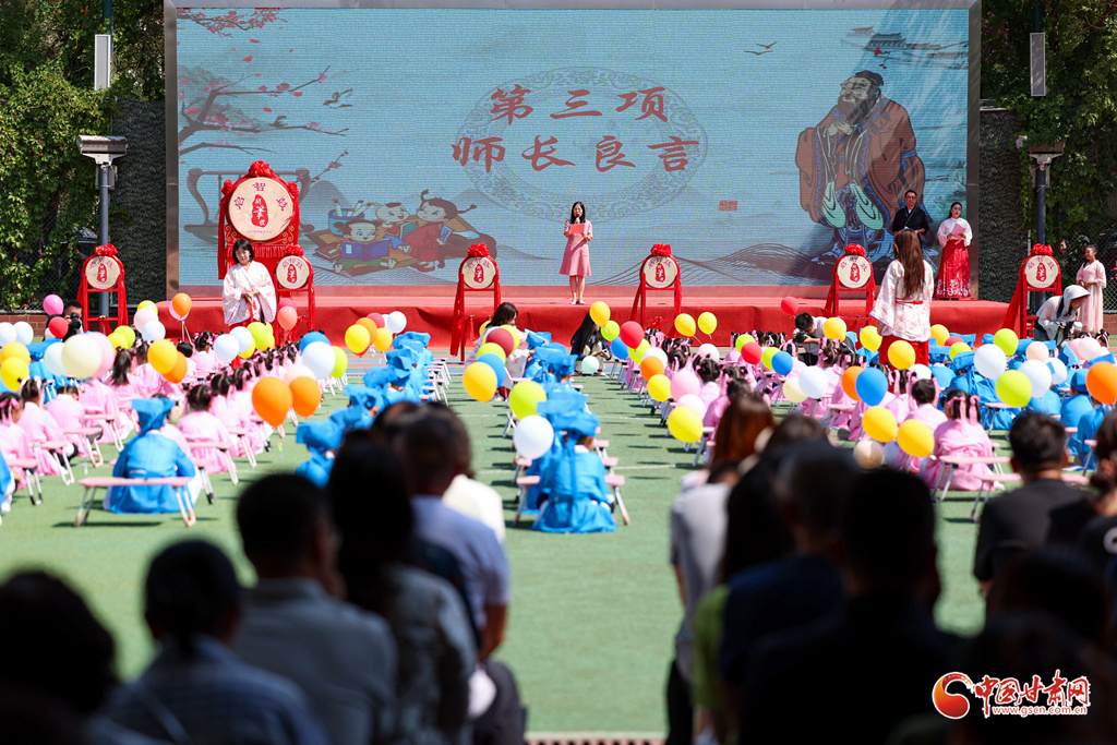 9月4日,在兰州市城关区华侨实验学校,一年级新生参加传统“开笔礼”仪式。