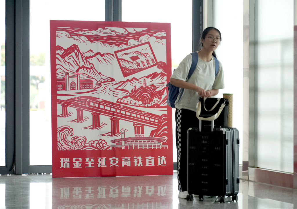 9月6日,乘客在瑞金站内候车。新华社 图
