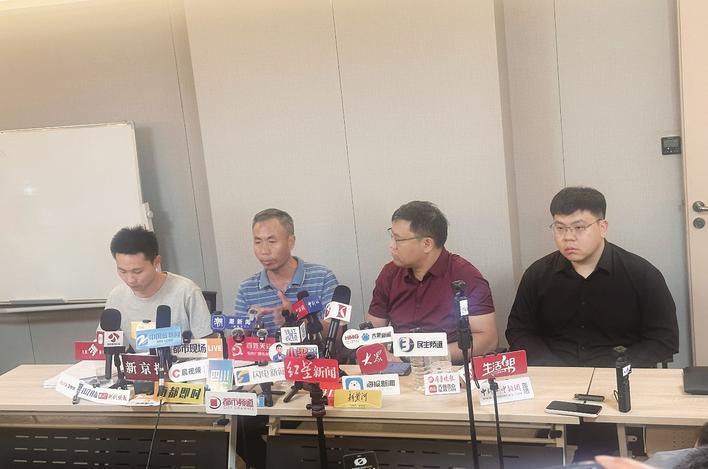 申聪（左一）、申军良（左二）接受媒体采访