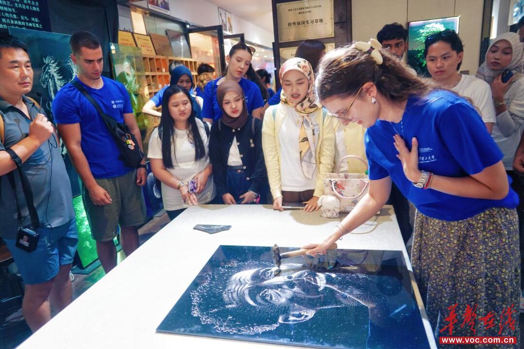 外国学生在湖南雨花非遗馆感受非遗魅力。张卫摄