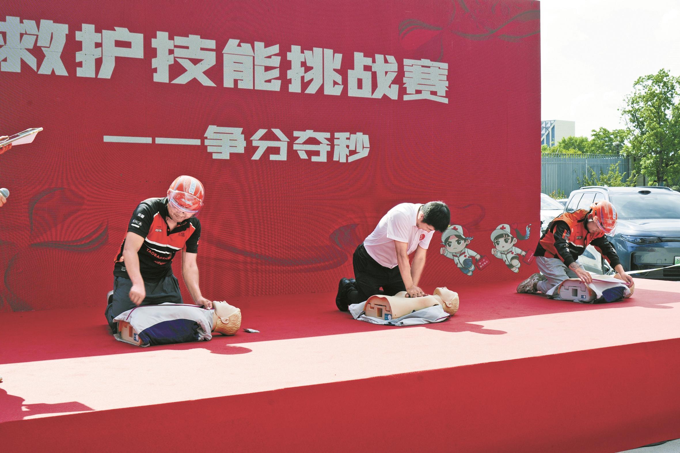 宁波“急救侠”!街头巷尾“救”在身边  外卖骑手、集卡司机、保安……他们都成了“行走的救护员”