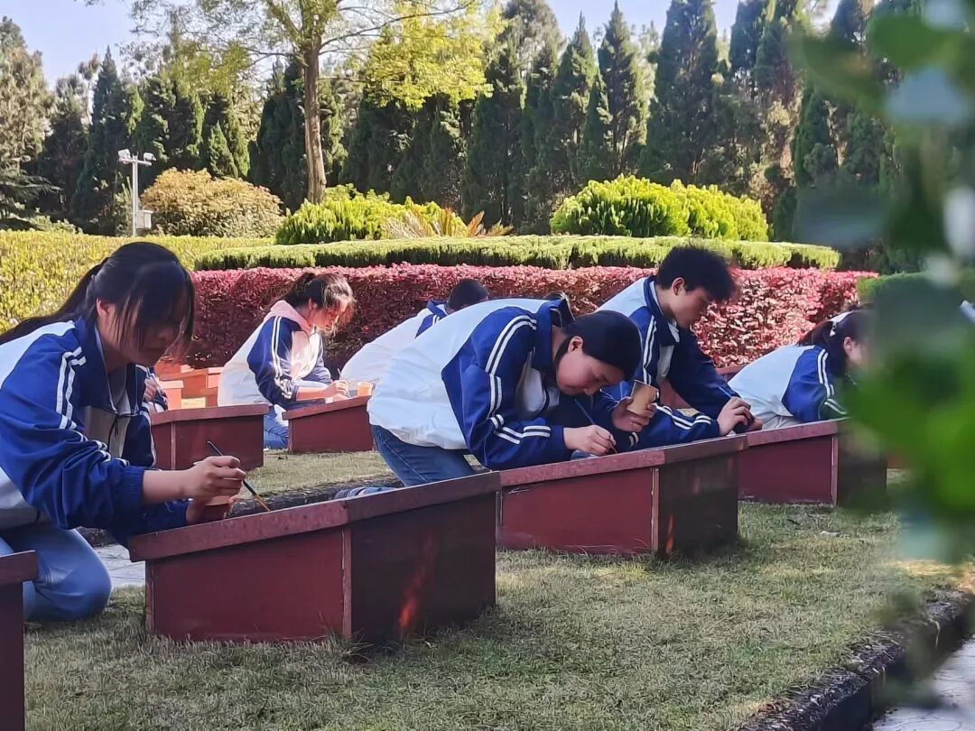 临川三中的同学们手执画笔怀着无比崇敬的心情，认真细致为烈士墓碑描金翻新，让碑文能清晰可辨，以实际行动缅怀先烈