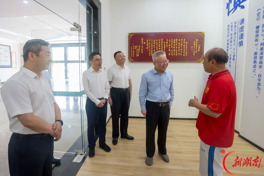 9月9日,沈晓明在长沙市周南中学走访慰问刘平贵老师。
