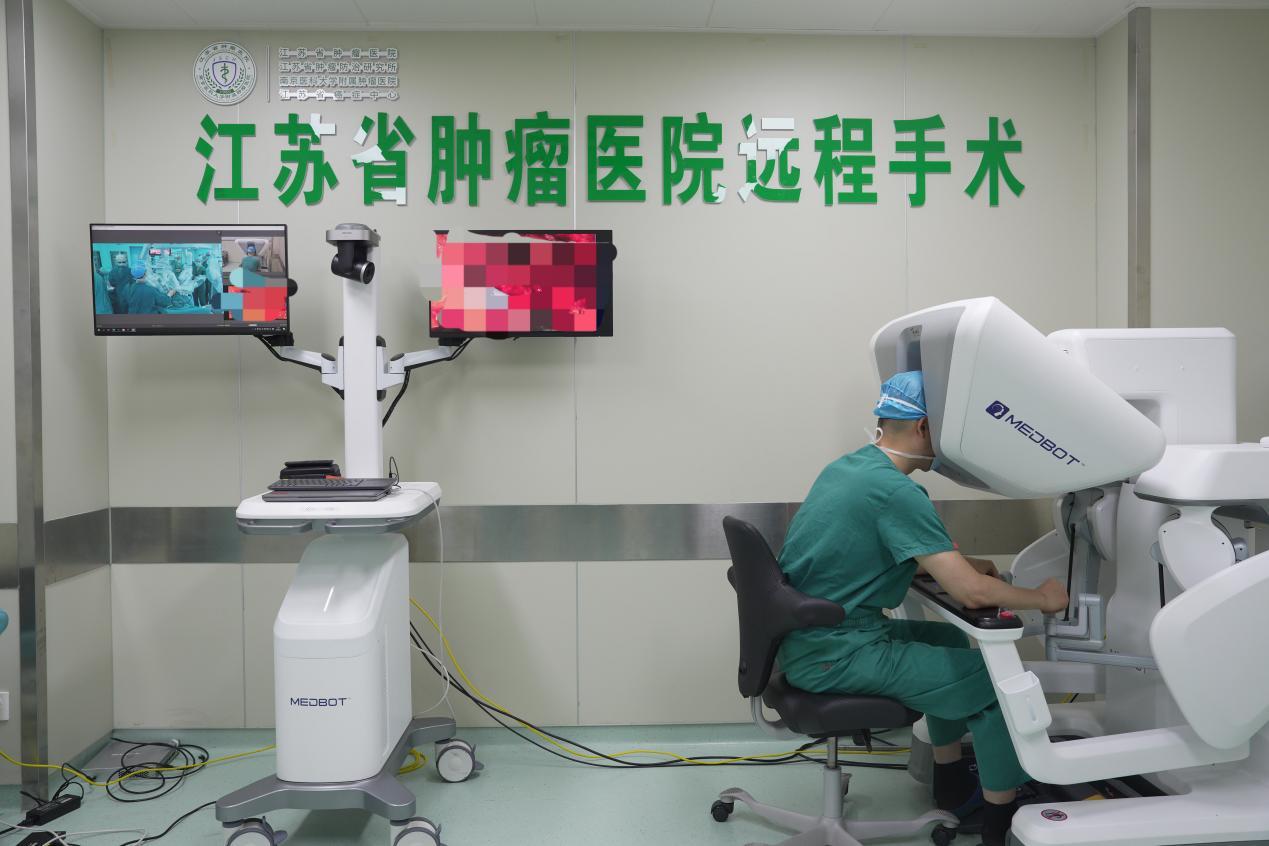 江苏省肿瘤医院杨杰主任在南京操控端远程操作手术机器人
