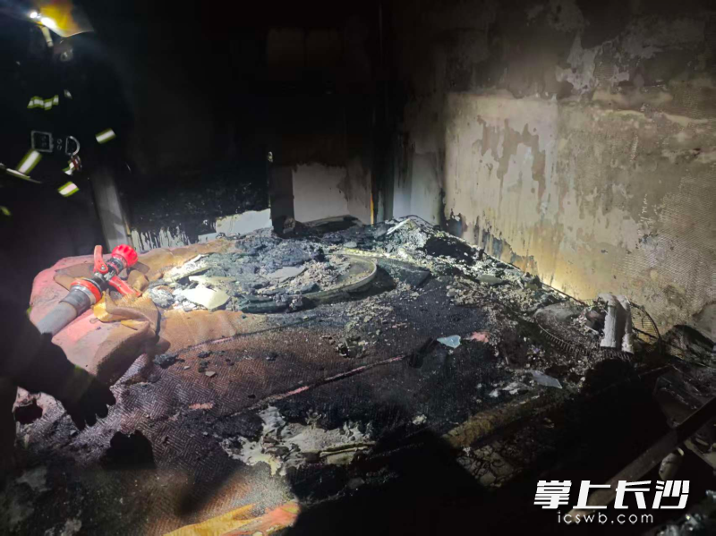 图为火灾现场。 长沙晚报通讯员 文稳 摄