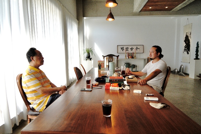 本文作者(左)采访陈建华 范素丽/摄