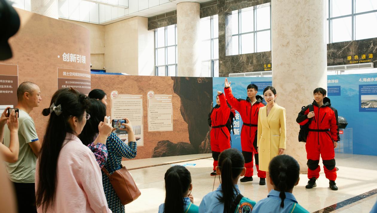 沉浸式科普剧让展厅“活”起来  ——“从山顶到海洋”自然资源科技成果科普巡展登陆湖南