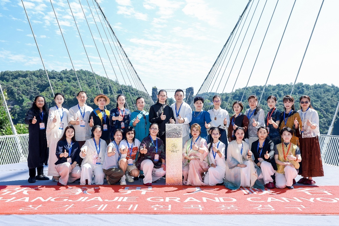 来自全国11个省的香非遗代表性传承人和从业者代表,在张家界大峡谷玻璃桥上庆祝中国香非遗集合品牌“中尚方”诞生。