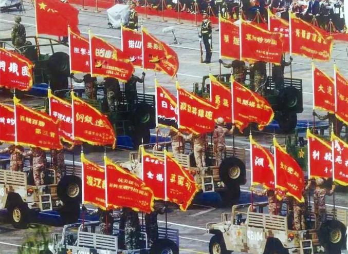 “抗好意思援朝新兴里战斗挨次连”旗号（前排左二），被编入2019年国庆阅兵战旗方队，给与订正。