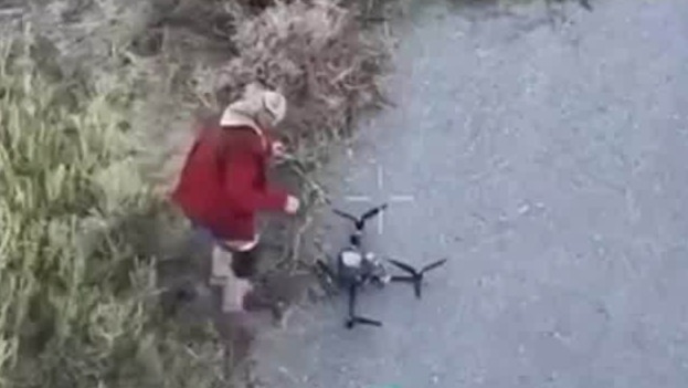 乌克兰老奶奶徒手瘫痪俄无人机，俄飞手现场看呆：炸弹拆了，连线都剪了！