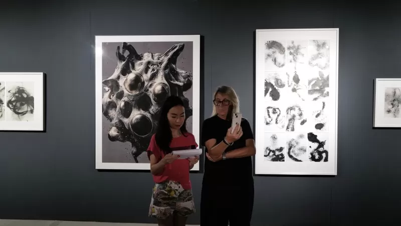第61届威尼斯国际艺术双年展坦桑尼亚联合共和国国家馆的策展人Martina Cavallarin(右)