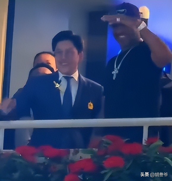 郭晶晶夫妻现身香港马场,霍启刚与NBA巨星热聊,牵着老婆手合影