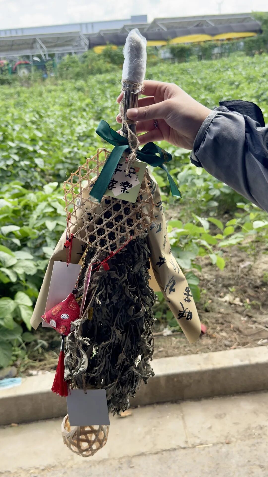 手工艾草挂饰 由本地妇女手工包装制作而成
