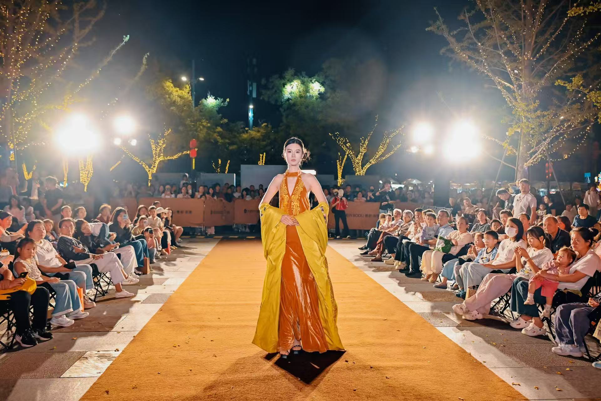 商都纹样跃然衣裳  “纹载华夏美学大赏”华服公众展演亮相亳都新象