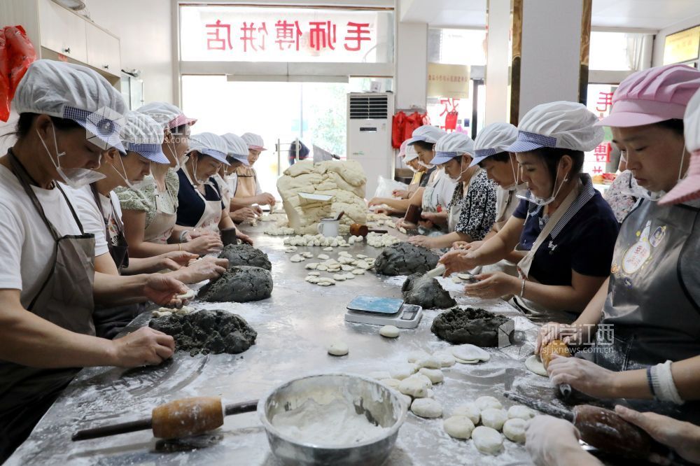 2026年9月16日，江西省吉安市峡江县巴邱镇毛师傅饼店，工人在制作薄酥饼。