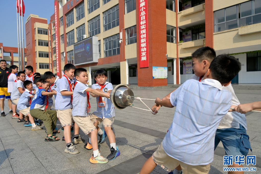9月16日,在江西省宜春市万载县康乐街道中心小学,学生在体验趣味实验。新华网发 邓龙华 摄