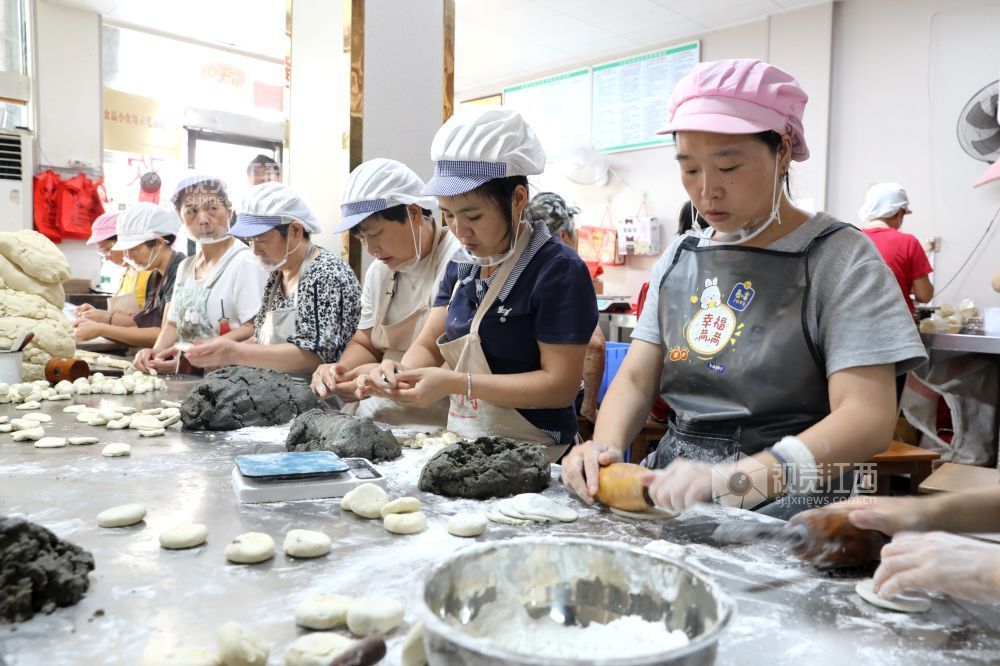 2026年9月16日，江西省吉安市峡江县巴邱镇毛师傅饼店，工人在制作薄酥饼。
