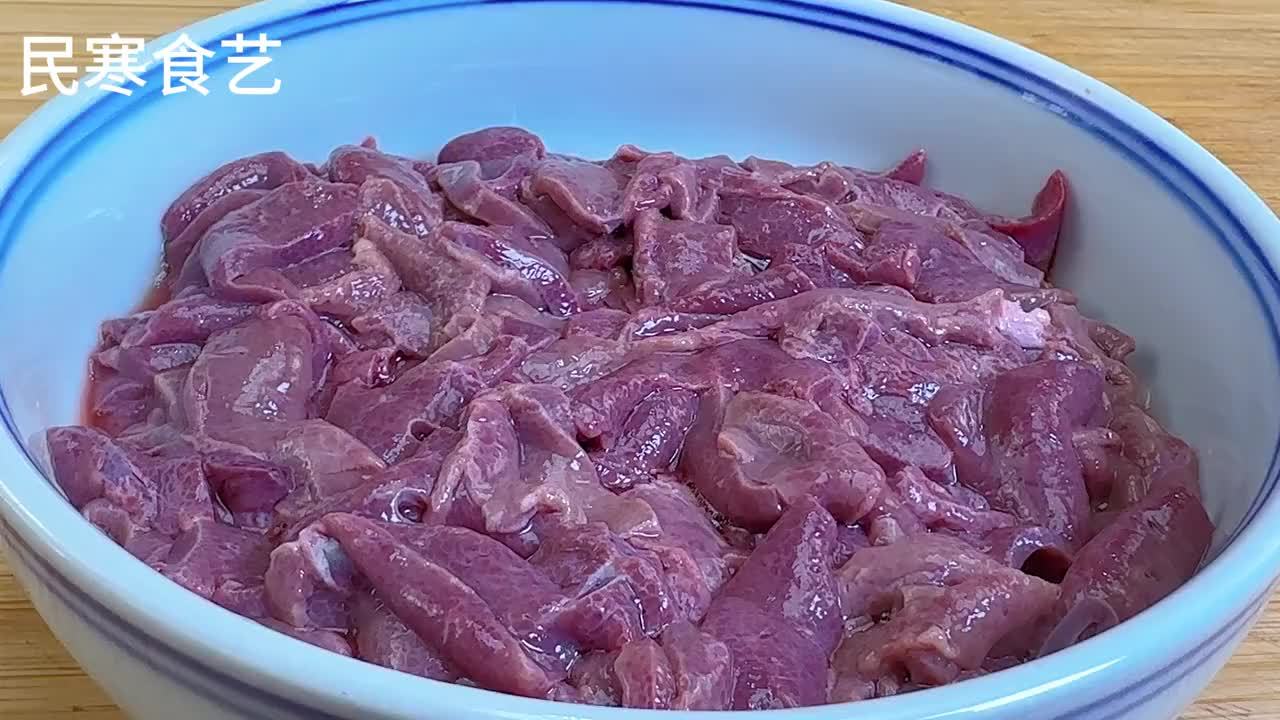 猪肝打4个鸡蛋，不炒不炸，如此美味的做法，吃一次就爱上的美食