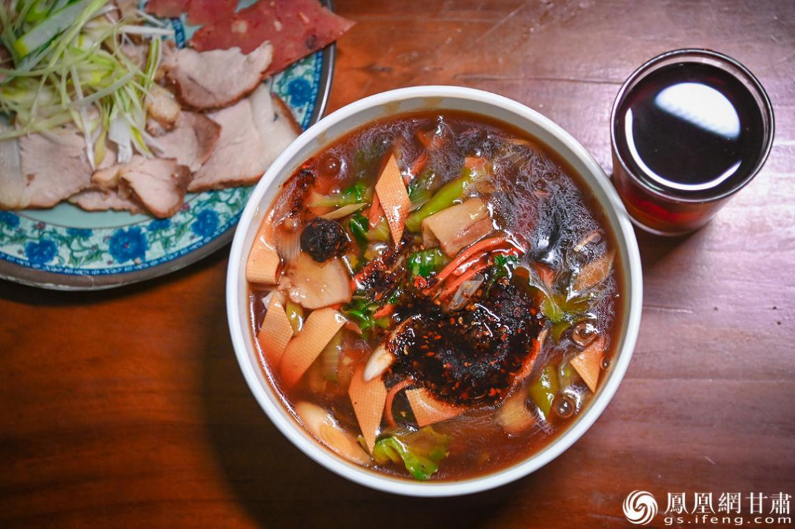 由行面、卤肉、茯茶组成的武威“三套车”,有着“莫道凉州行面长,卤肉茯茶分外香”的美誉。杨艺楷 摄