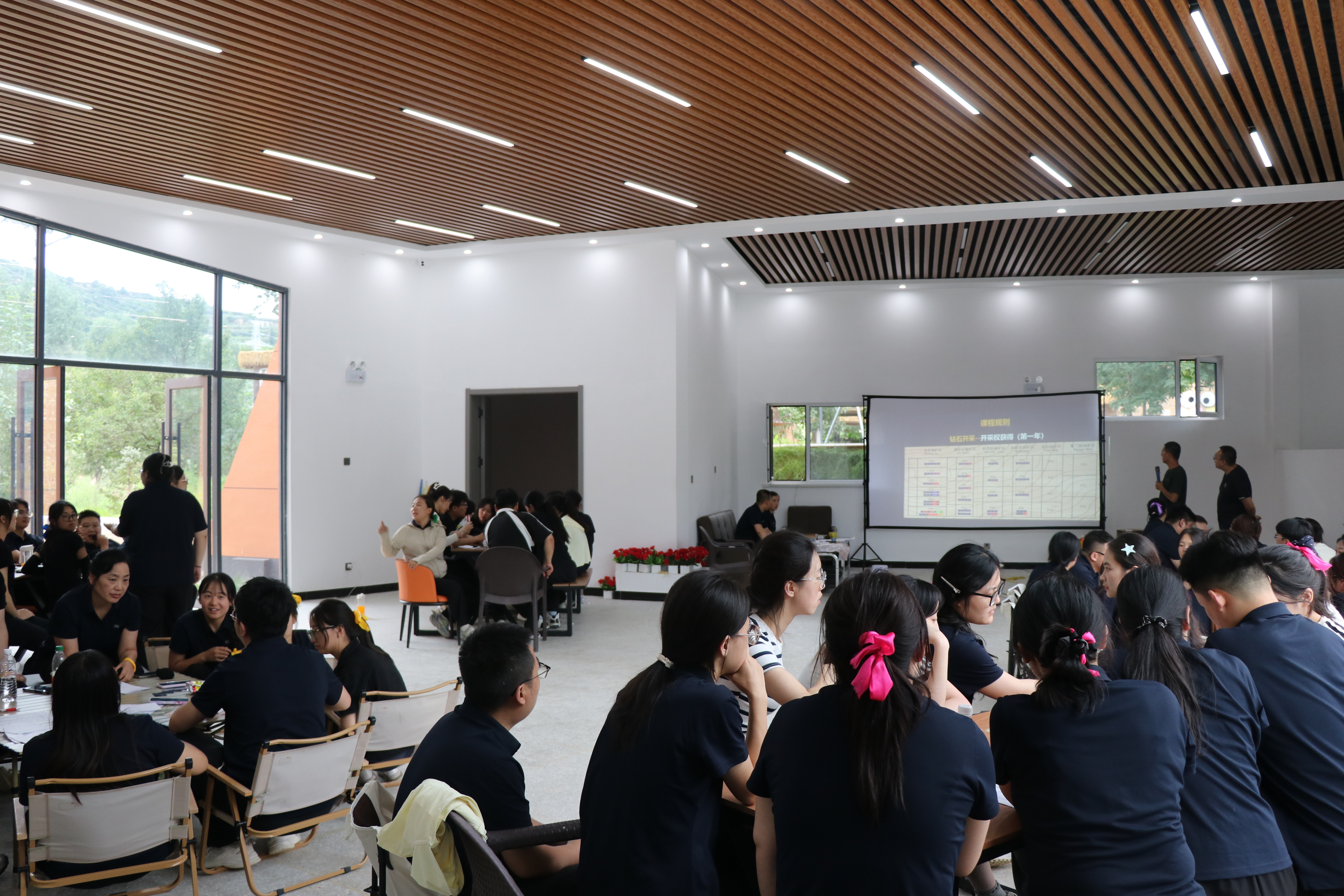 图为红色研学基地正在进行团建训练.jpg