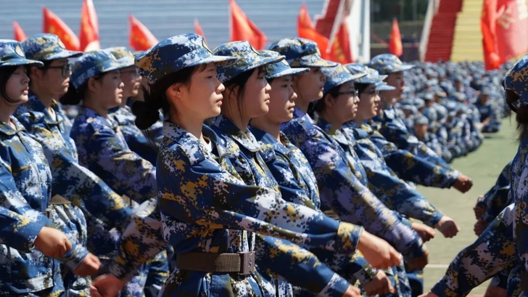 迷彩淬锋芒 逐梦启新程——青岛求实职业技术学院举行2026级新生军训总结大会暨开学典礼