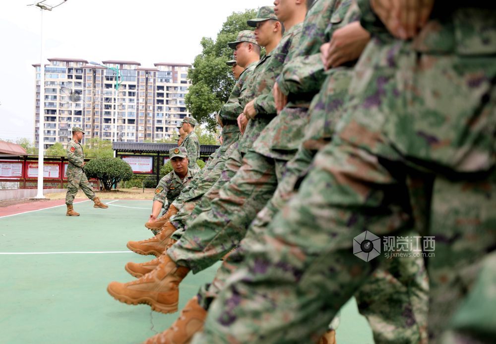 2026年9月15日，江西省吉安市峡江县人民武装部，预定新兵在教官的指导下进行役前教育。