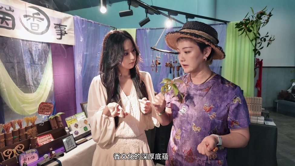 旅行博主带66岁妈妈逛张家界，在峡谷里解锁非遗寻香