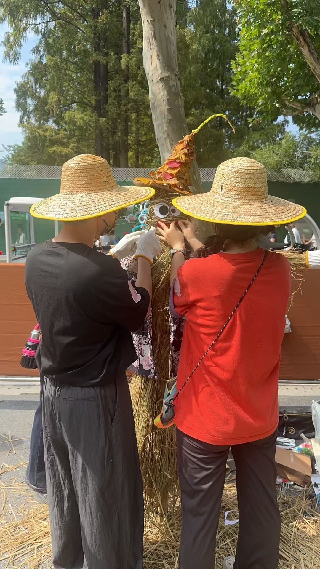 稻香丰秋！南京红山动物园用稻草人“扎”出自然课堂