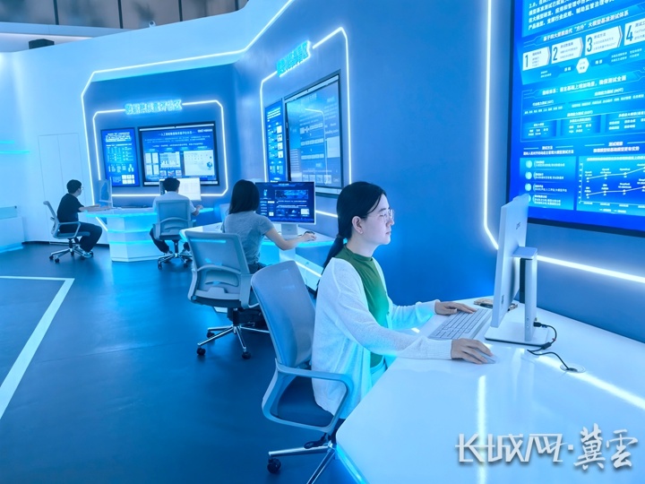 在中国信通院人工智能数据处理和质量测评中心，人工智能领域技术人员正在开展质量评测相关工作。长城网&middot;冀云客户端记者 吴新光 摄