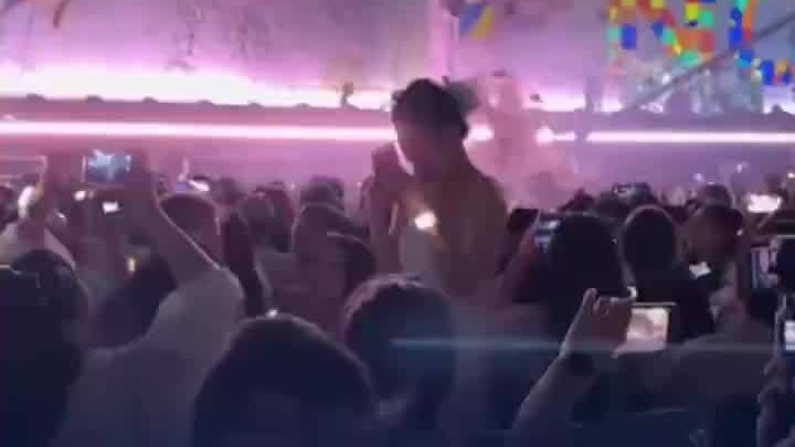 情侣在演唱会求婚，后排大喊坐下