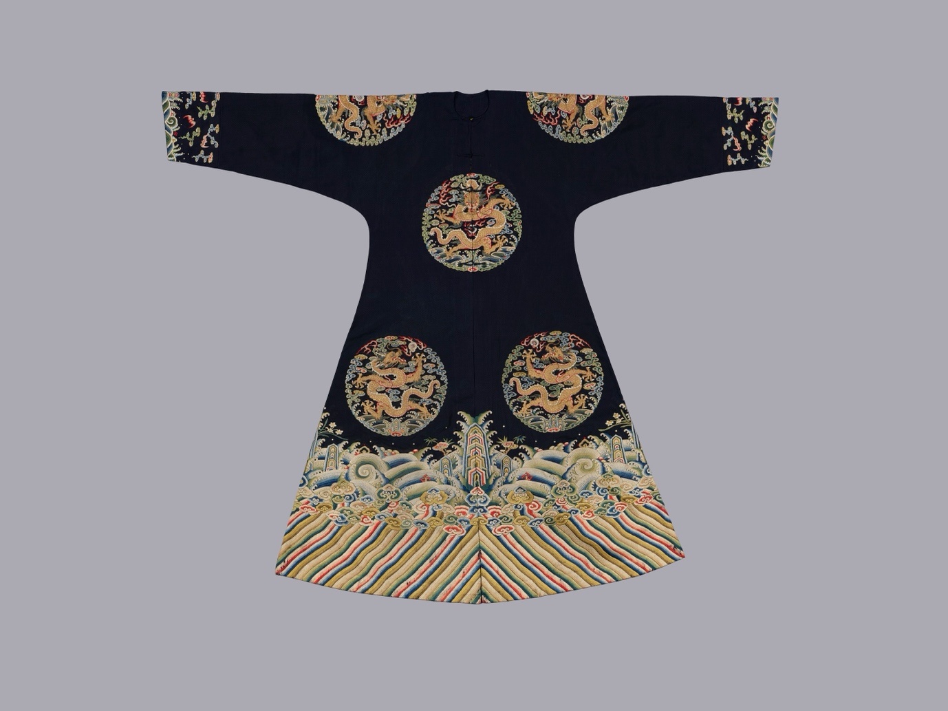 图片说明：石青色纱绣彩云金龙纹八团吉服褂 ，清乾隆 (1736–1795年)  ，香港故宫文化博物馆贺祈思收藏 2025.CH-HKPM.398  &copy; 香港故宫文化博物馆
