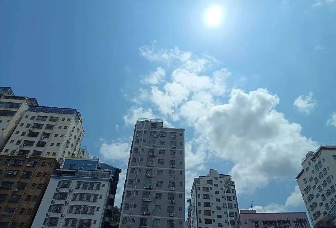 配图：深圳一处住宅楼（图源：Wikimedia Commons，作家 Fumikas Sagisavas，CC0）