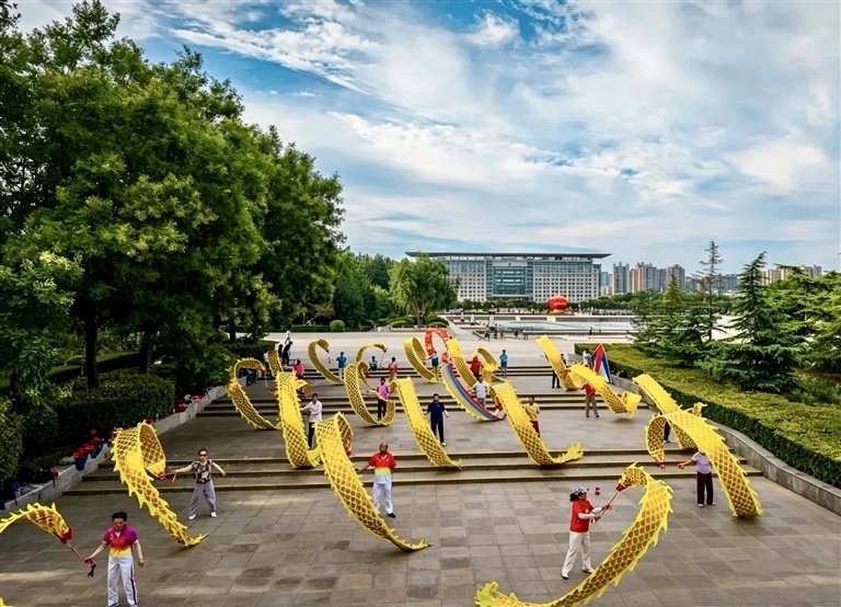 在安阳市市民文化广场，参加河南省第十五届运动会暨第九届残疾人运动会开幕式的演员在认真排练。柴俊林 摄