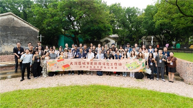 专家学者走访益隆炮竹厂旧址进行实地踏勘与调研大合照